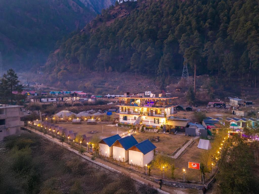 卡索尔Himtrek Stays Katagala的山前，一座灯火通明的城镇