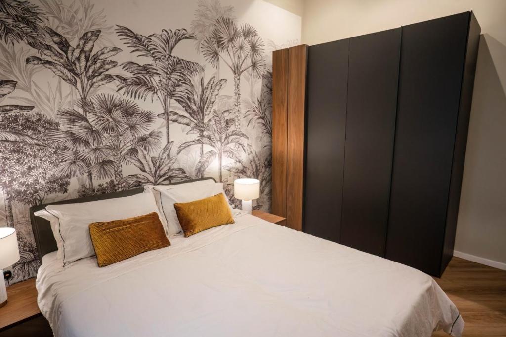 - une chambre avec un grand lit et du papier peint dans l'établissement RUWTS Valletta Central Maisonette, à La Valette