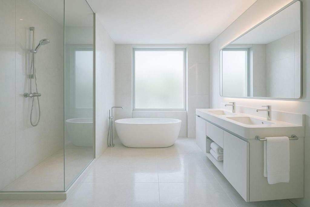 Un baño blanco con bañera y lavabo. en Zen Suite, en Paro