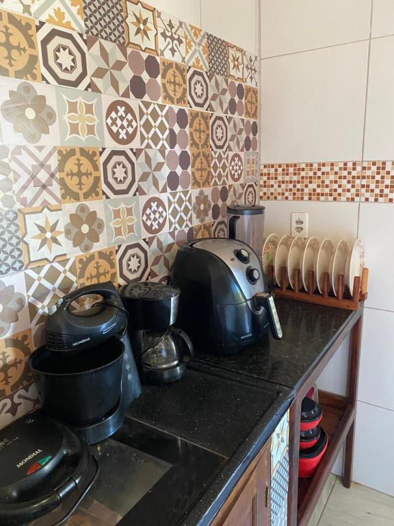 un bancone della cucina con teiera sul fornello di Casa da Helô a Icapuí