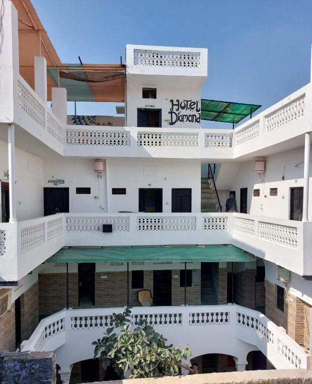 Außenansicht eines Gebäudes mit Balkonen in der Unterkunft Hotel Diamond Pushkar in Pushkar
