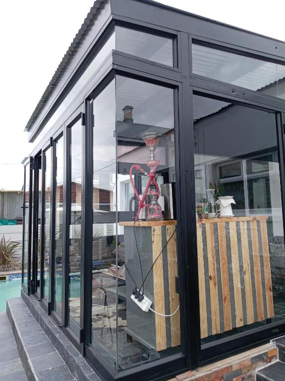 威廉王城M Group B&B的一座玻璃房子，里面有一个篮球架