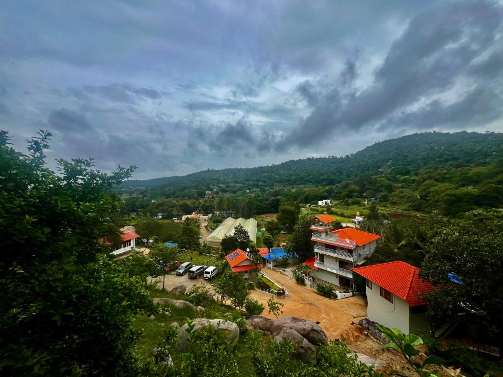 Lakshmi Flower Tech Resort في ييلاجيري: اطلاله على مدينه صغيره فيها جبل