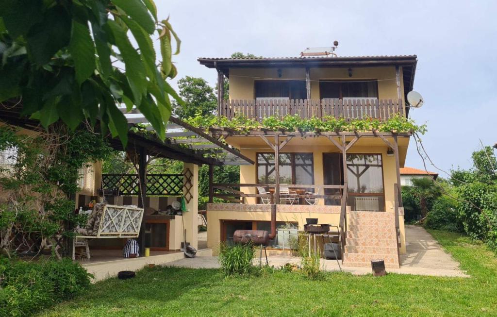 una casa con balcone e cortile di Vila Panorama a Izgrev