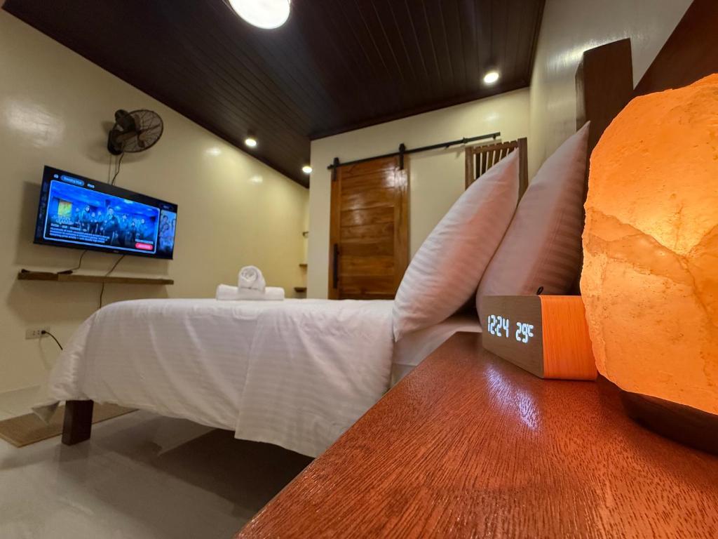 Et tv og/eller underholdning på Redroof Resort Siargao