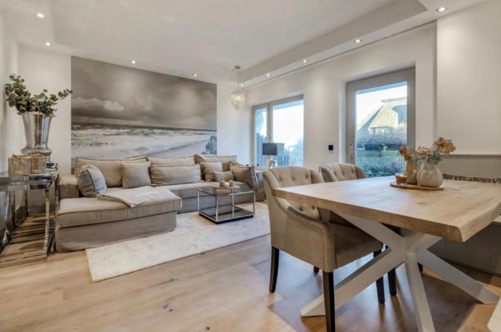 een woonkamer met een bank en een tafel bij Kampen Royal in Kampen