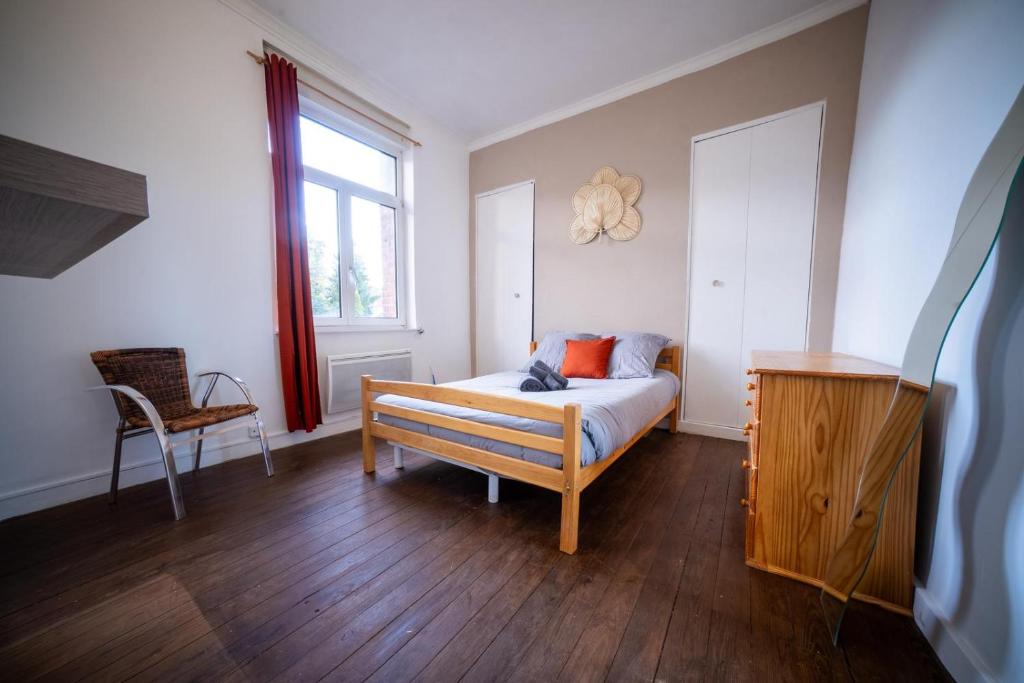 Кровать или кровати в номере Maison partagée 5 chambres Emmanuel Rey Valenciennes