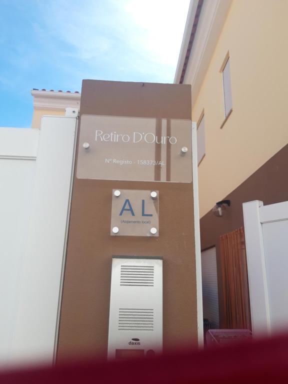 ein Schild an der Seite eines Gebäudes in der Unterkunft Retiro D'Ouro - Casa inteira in Sendim