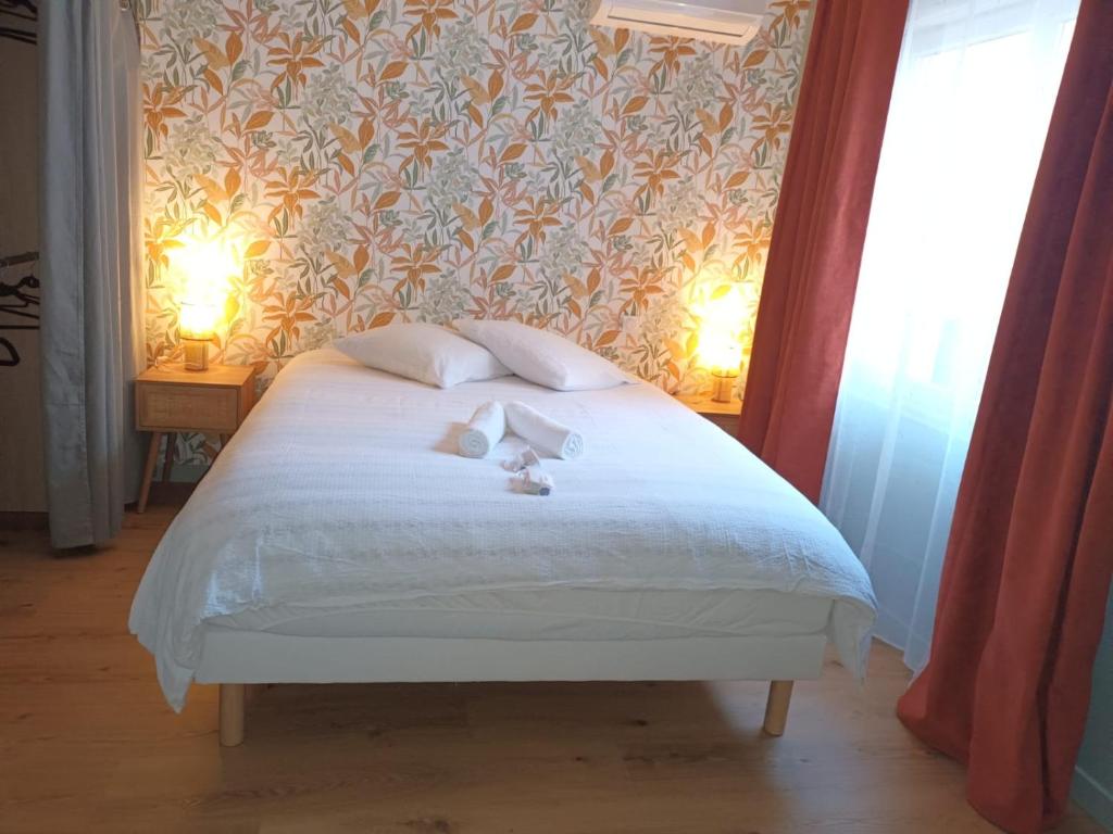 una camera da letto con un letto con due animali di peluche sopra di L instant carcassonnais a Carcassonne