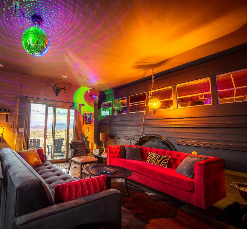 Posezení v ubytování Casa Shangri-La - Eclectic Tiny House in the Heart of Terlingua near BBNP