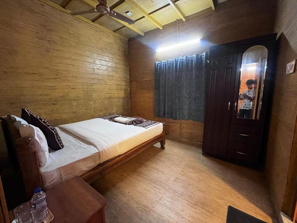En eller flere senge i et værelse på Couple Rooms On Budget Yercaud