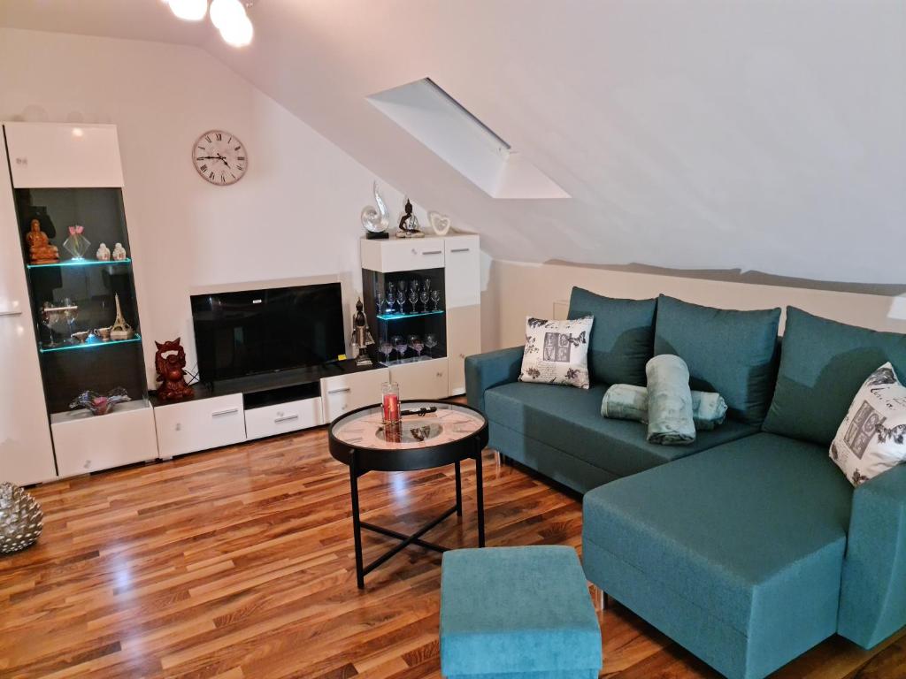 Posezení v ubytování Citywohnung mit Schlafgalerie bis zu 6 Gäste direkt im Stadtzentrum Neuwied