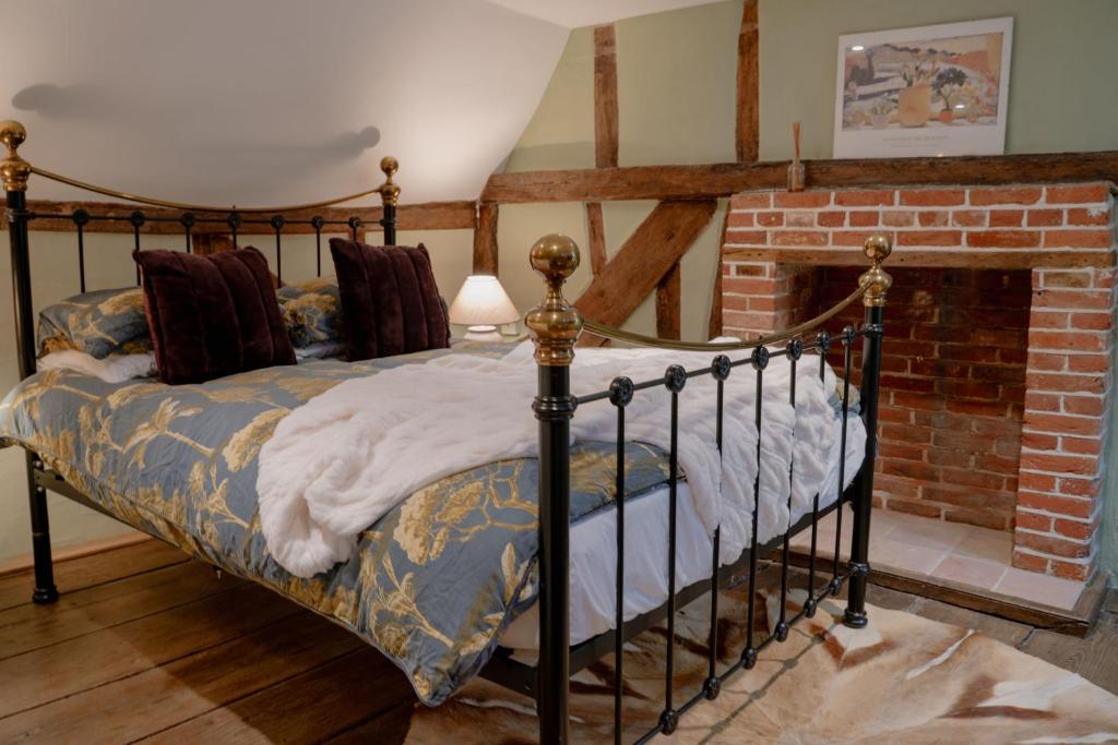 En eller flere senge i et værelse på The Cotswold Luxe Cottage