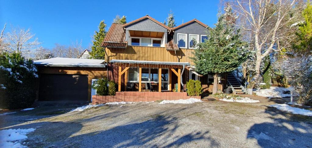 een huis met een veranda en een garage bij Schau ins Land 2 in Elbingerode