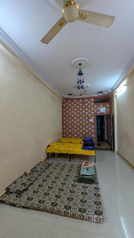 Postel nebo postele na pokoji v ubytování Sai Shraddha Guest House