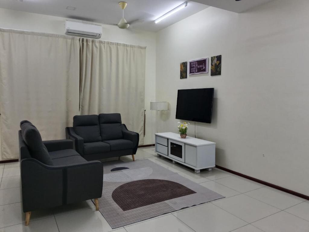 Μια τηλεόραση ή/και κέντρο ψυχαγωγίας στο Homestay Bajet EM3 Pantai Damai 2