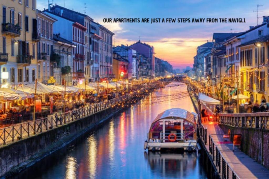 Eine Stadt mit zwei Booten auf einem Fluss bei Sonnenuntergang in der Unterkunft ComeCasa Best View on Navigli in Mailand