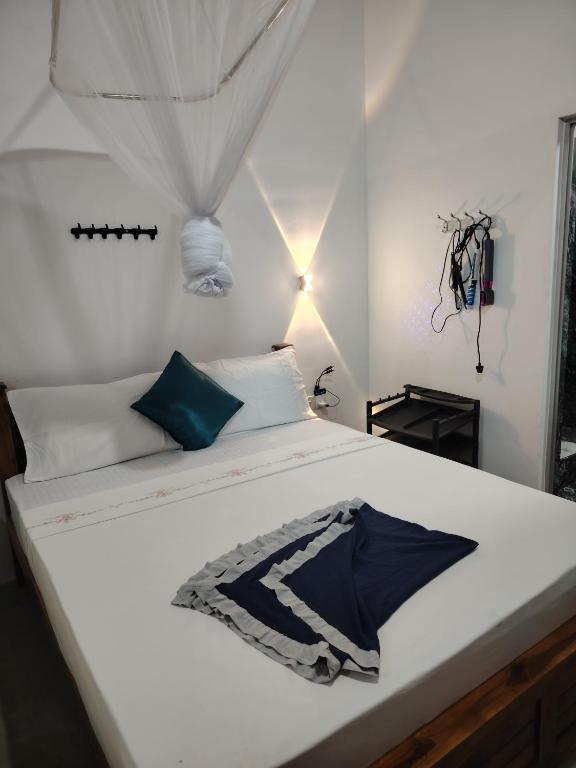 达瓦拉维Freedom Safari villa的卧室配有一张白色的床,床上有毯子