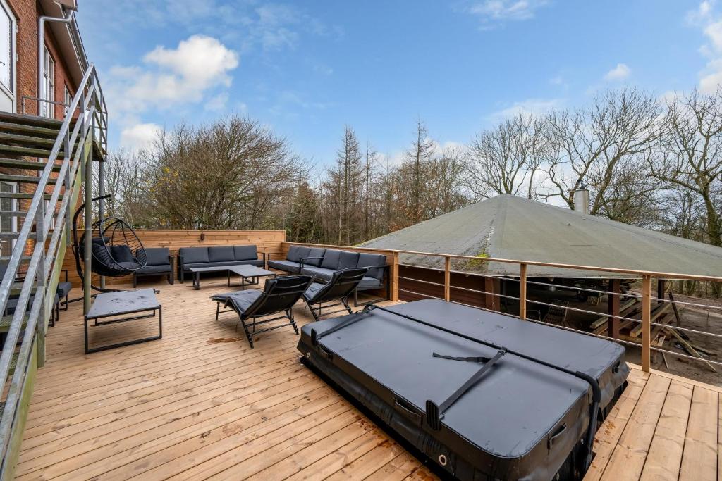 Μπαλκόνι ή βεράντα στο Large Pool House With 15 Bedrooms And Lots Of Activity Options