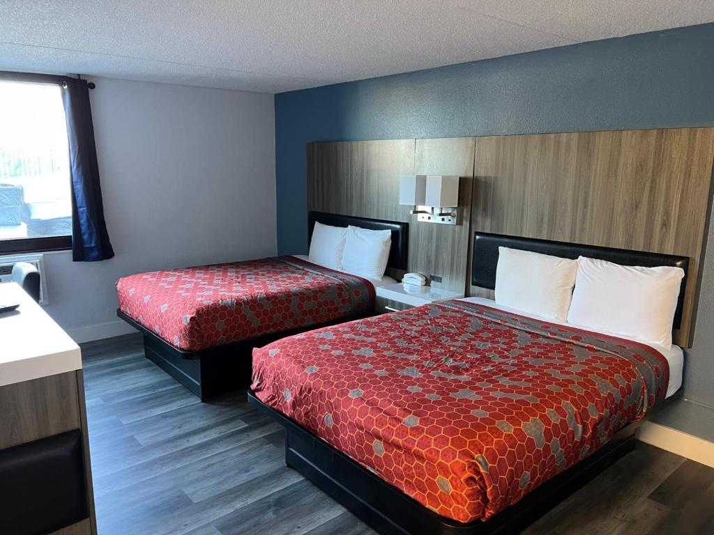 a hotel room with two beds and a window at Roseville Inn in Roseville