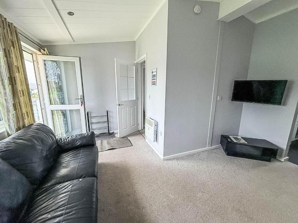 Charming Chalet On A Fantastic Holiday Park In Lowestoft Ref 12077B 5