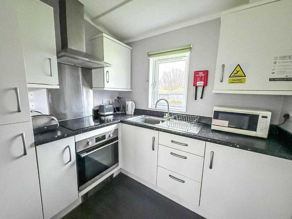 Charming Chalet On A Fantastic Holiday Park In Lowestoft Ref 12077B 8