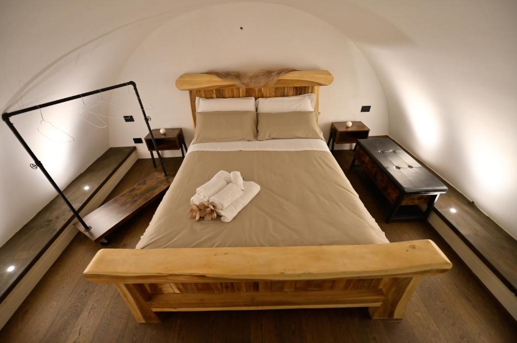 una camera da letto con letto in mansarda di Eterea Wellness Suites a Montescaglioso