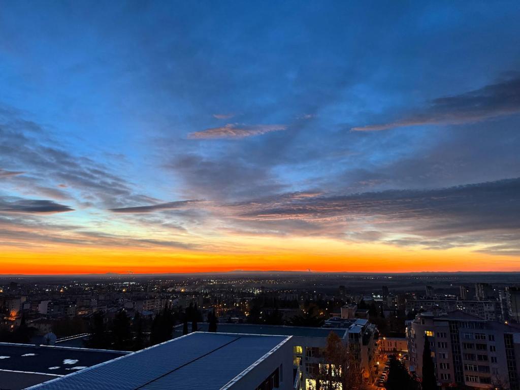 Η ανατολή ή δύση του ηλίου όπως φαίνεται από αυτό το διαμέρισμα ή από εκεί κοντά