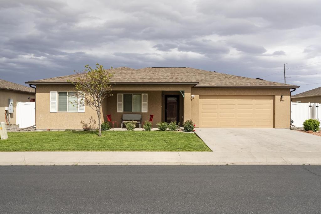 een bruin huis met een garage bij Canyon View Oasis home in Redlands