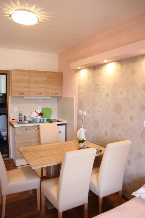 Kuchyň nebo kuchyňský kout v ubytování Lilian Apartments