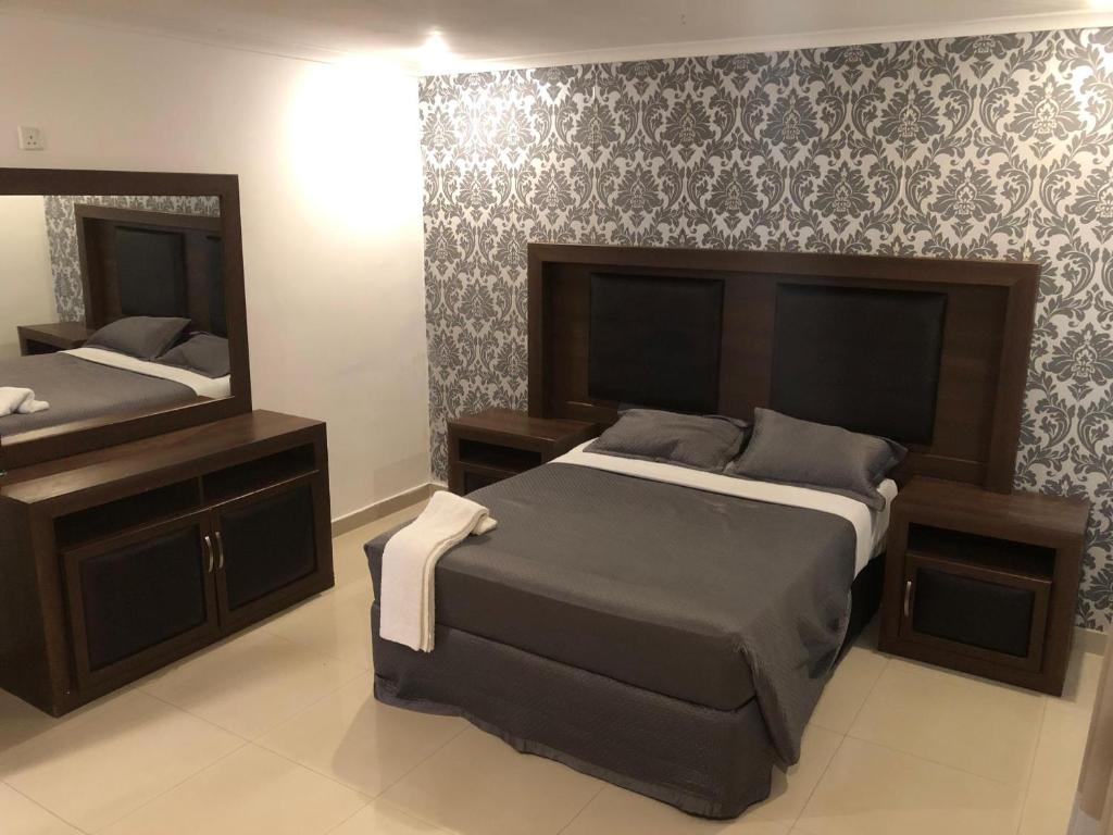 Giường trong phòng chung tại Ndameka Apartments