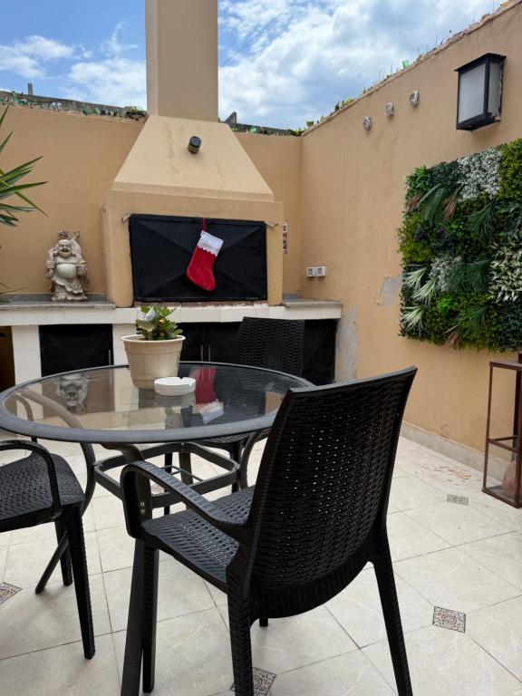 Infinit Home Duplex entero في ترماس دي ريو هوندو: فناء مع طاولة وكراسي ومدفأة