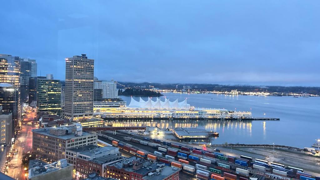 Blick auf eine Stadt mit Hafen und Wasser in der Unterkunft Ocean and Mountain View Home - Downtown Vancouver in Vancouver