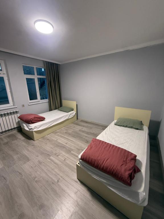 En eller flere senge i et værelse på Rova Home & Hostel