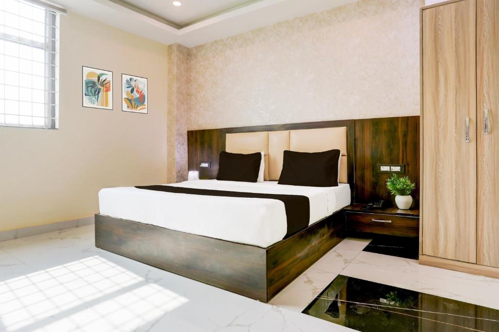 Una cama o camas en una habitación de Hotel O The Skies