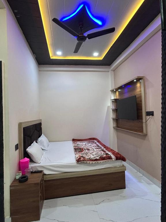 En eller flere senge i et værelse på Shri Ladli ji homestay