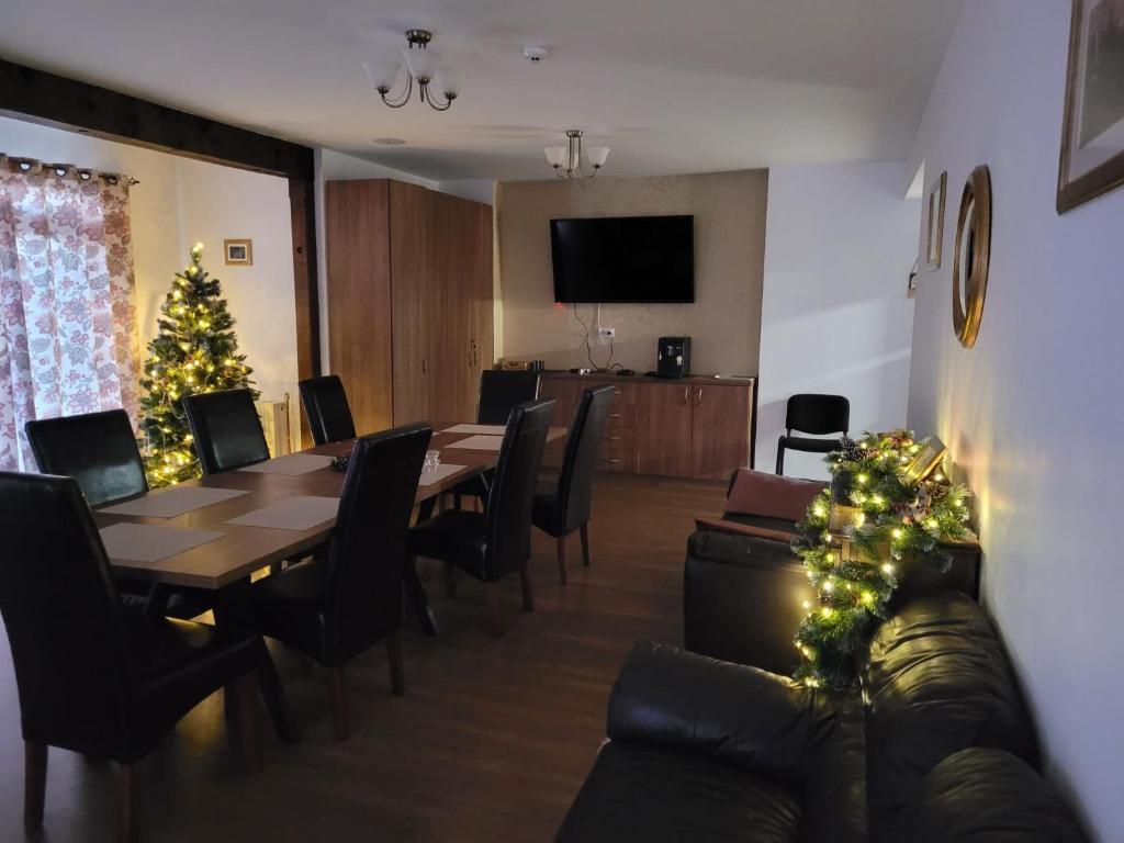 una sala conferenze con tavolo e albero di Natale di The White House Sohodol a Sohodol