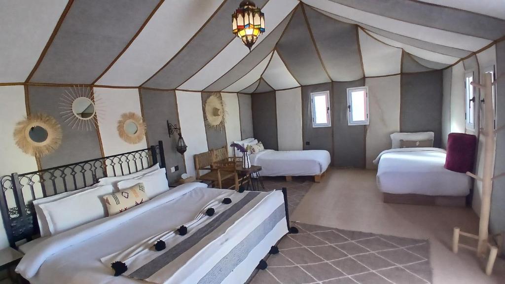 Postel nebo postele na pokoji v ubytování Sunset Dunes Luxury Camp