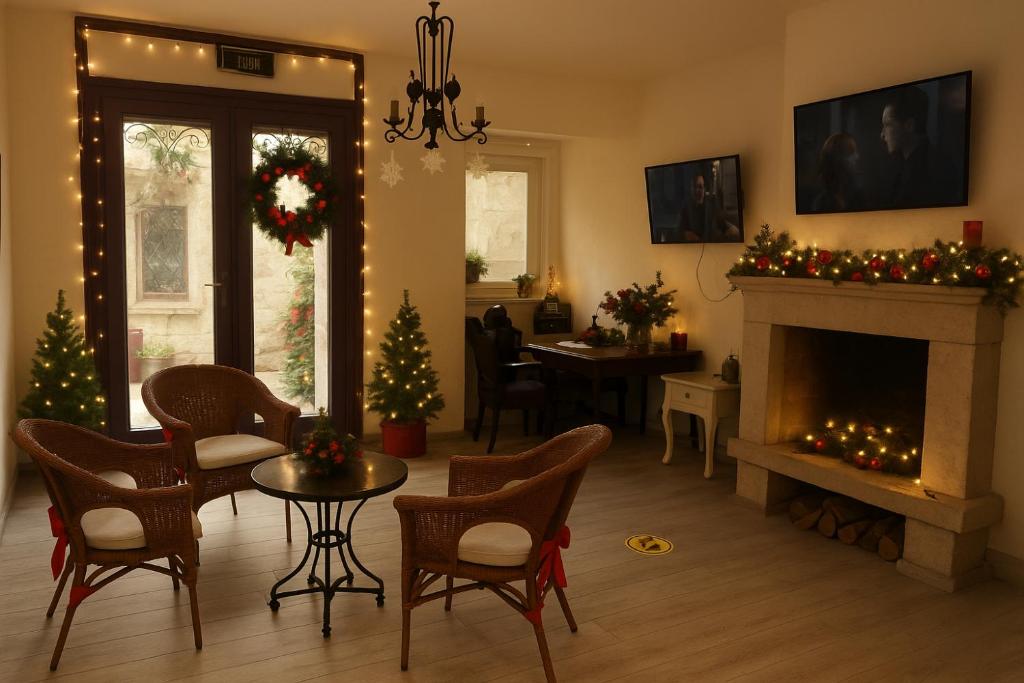sala de estar con árboles de Navidad y chimenea en Noonbir Alaçatı otel, en Cesme