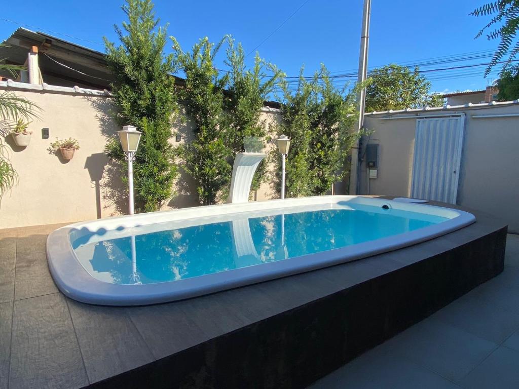 una grande vasca blu seduta in cima a un cortile di Casa Bello encanto a Cachoeira Paulista