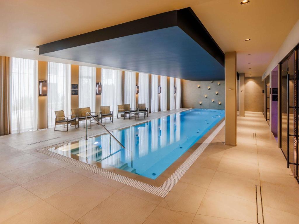 タリンにあるMovenpick Hotel Tallinnのホテルの部屋にある大きなプール