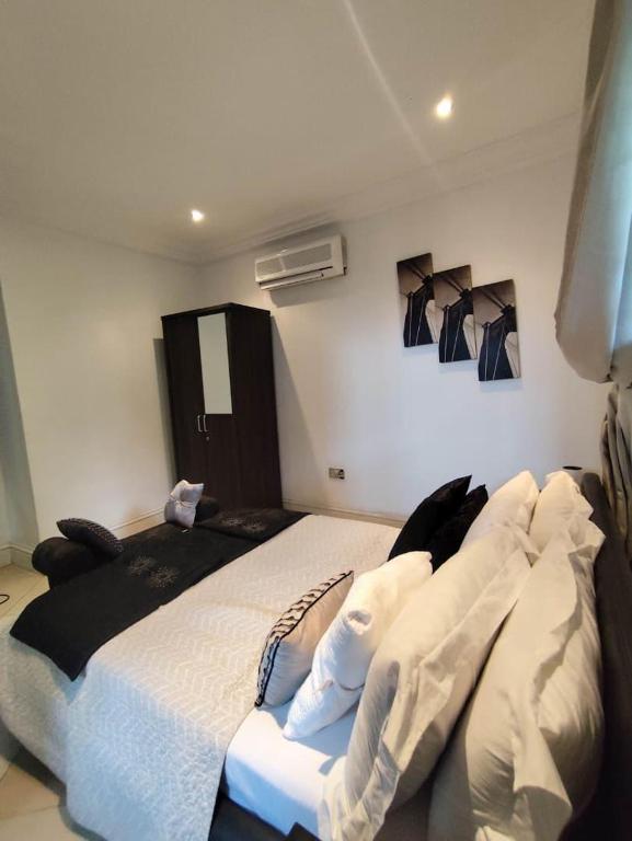 En eller flere senger på et rom på Etikette Homes