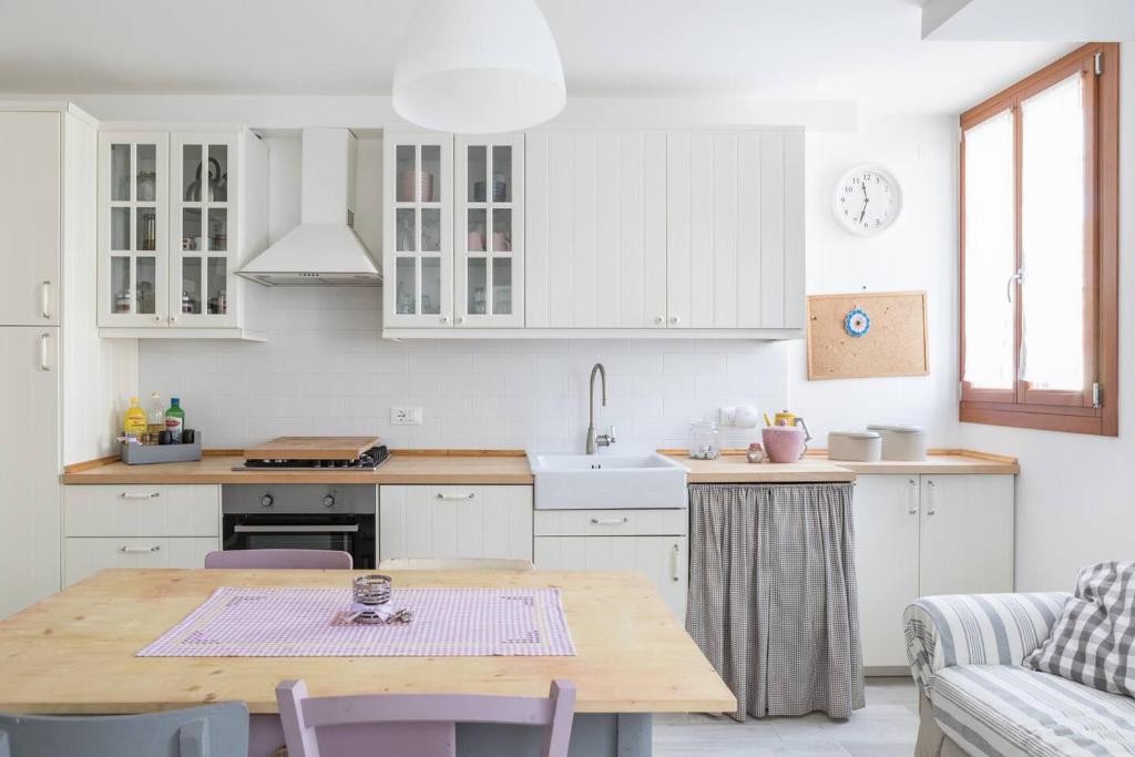 Nhà bếp/bếp nhỏ tại Casa Marisa - facing campo in Murano - Venezia