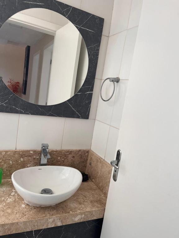 ポルト・ベロにあるPatríciaの洗面台と鏡のあるバスルーム