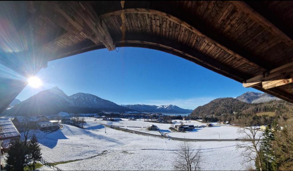 - Vistas a una estación de esquí en la nieve en Apartment Sunset am Wolfgangsee, en Strobl