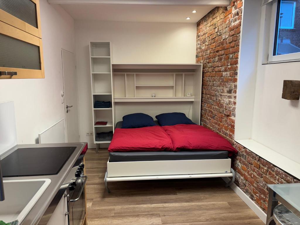 Dormitorio pequeño con cama en la esquina de una habitación en Apartment nah Flughafen, Messe, Arena, Dome, en Düsseldorf