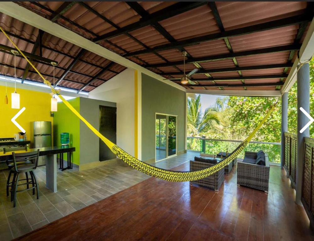 een kamer met een hangmat in een huis bij Casas Héctor Rios in Yelapa