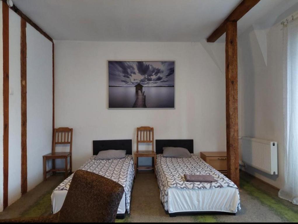 Centrum ARTLwowska في وارسو: غرفه فيها سريرين وكرسيين