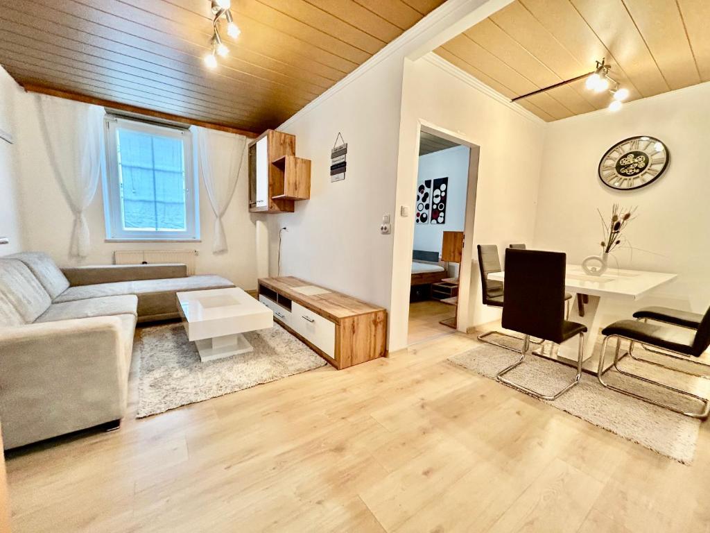 Et opholdsområde på Wohnung in Steyr - mit Parkplatz & 2 Schlafzimmer