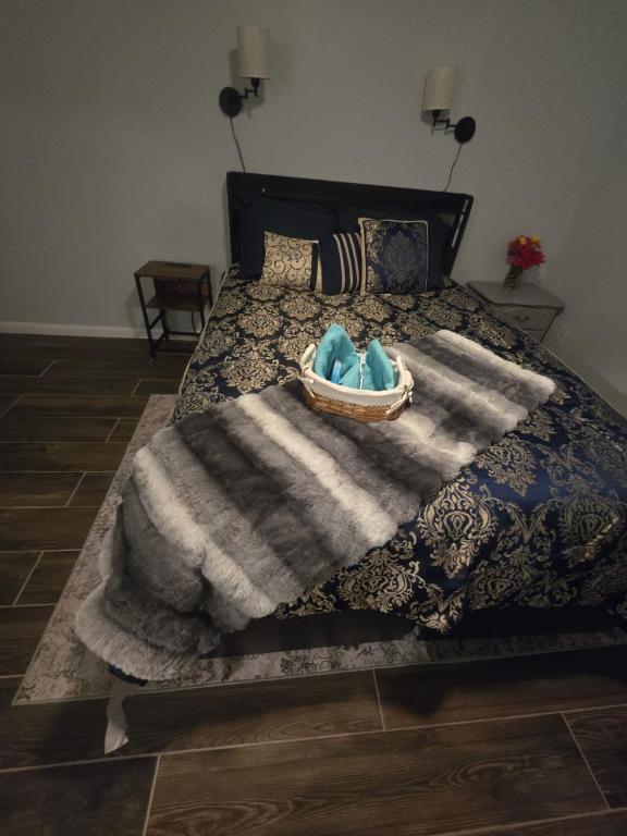 En eller flere senge i et værelse på The Blue orlampa house